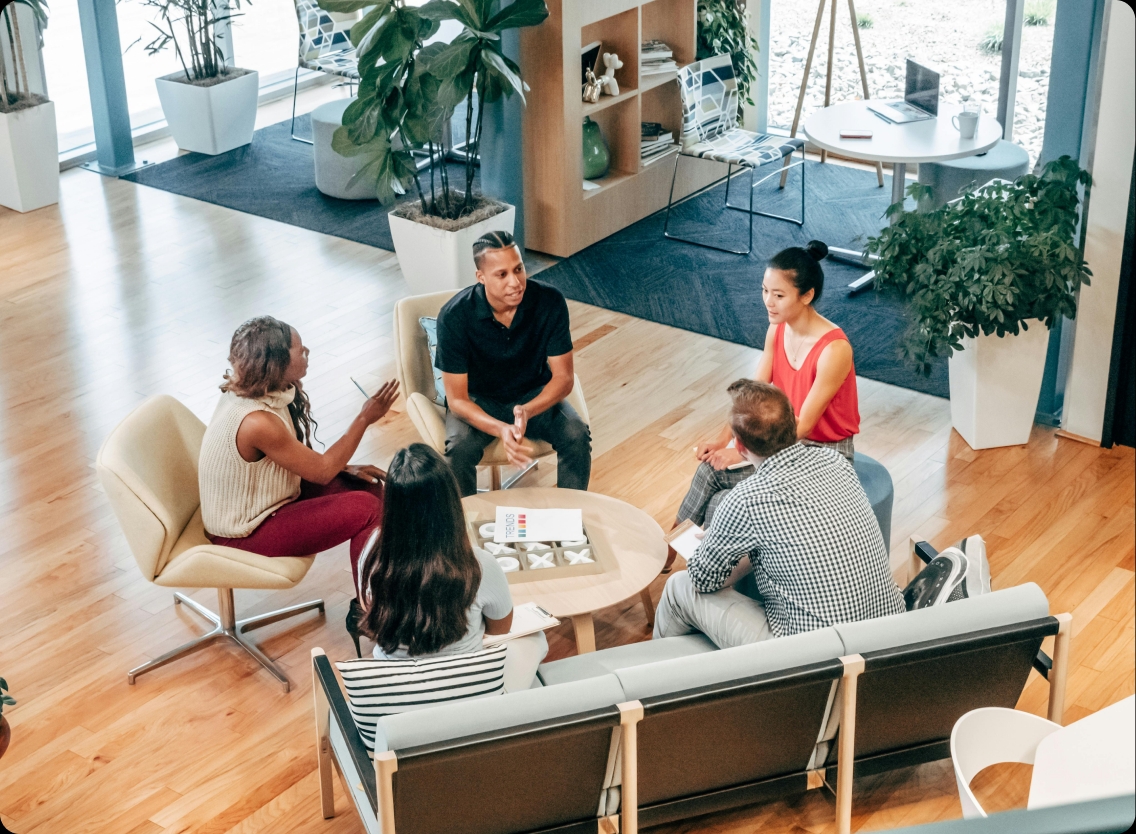 Menschen in einer Besprechung im Büro