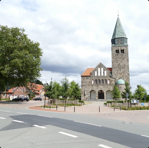 Dorfplatz und Kirche in Langen