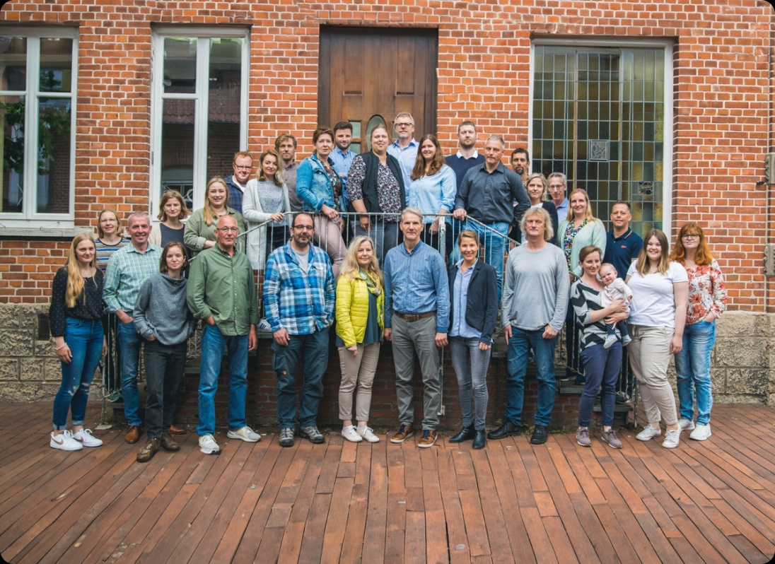 Team von regionalplan und uvp vor einem Gebäude