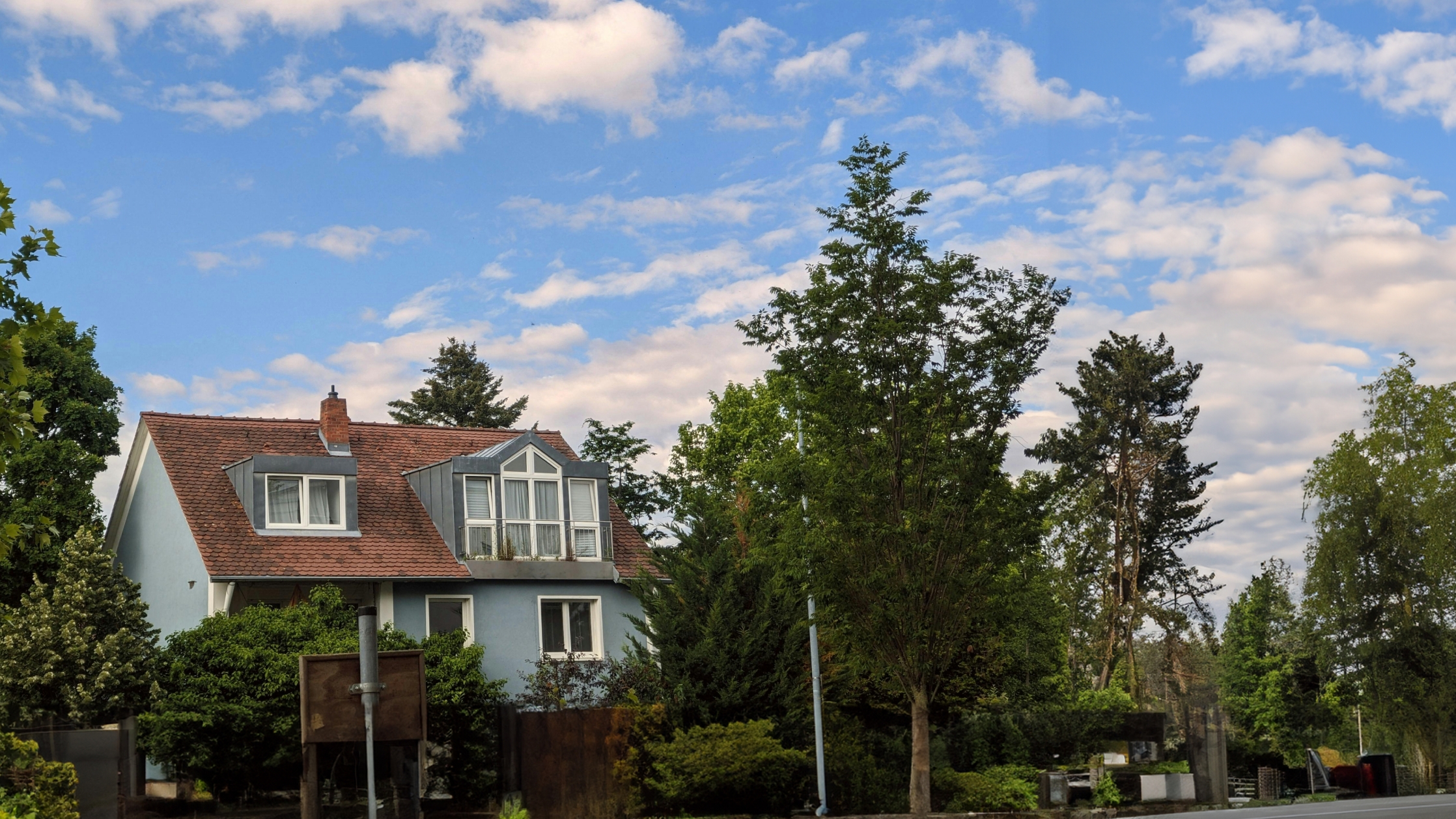 Wohnhaus mit Garten und blauem Himmel